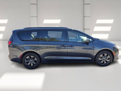 Used 2019 Chrysler Pacifica Limited w/ Advanced Safetytec Group image 3