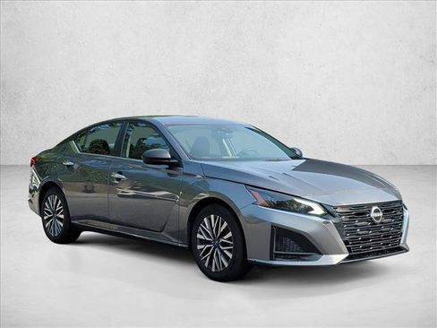 Used 2024 Nissan Altima 2.5 SV FWD image 3