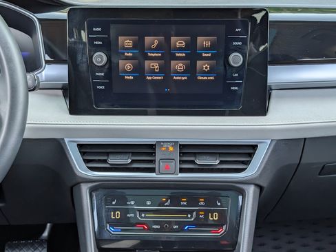 Used 2025 Volkswagen Taos SE w/ Panoramic Sunroof Package FWD image 26