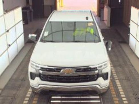 Used 2024 Chevrolet Silverado 1500 LT w/ Z71 Off-Road Package AWD/4WD image 4