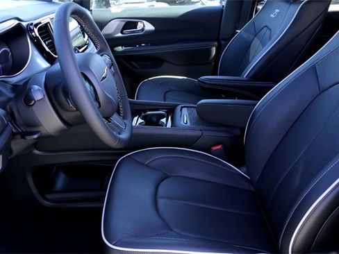 New 2026 Chrysler Pacifica Limited image 9