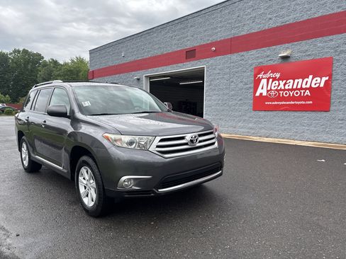Used 2013 Toyota Highlander SE AWD/4WD image 1