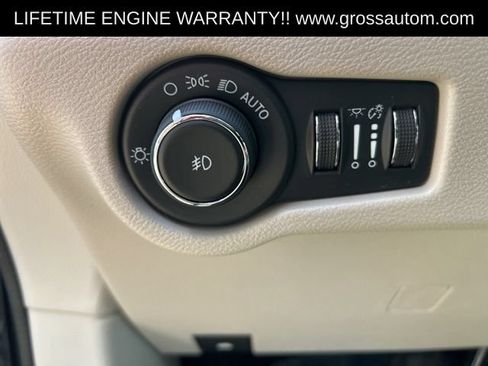 Used 2024 Chrysler Pacifica Touring-L FWD image 10