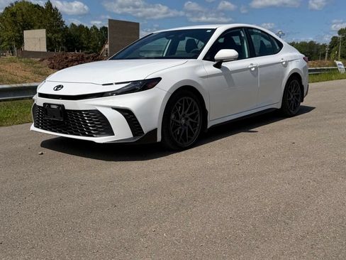 Used 2025 Toyota Camry SE w/ Convenience Package FWD image 2