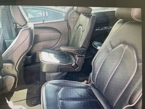 Used 2025 Chrysler Pacifica Limited image 8