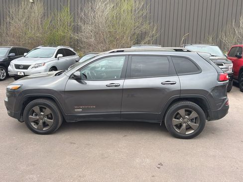 Used 2017 Jeep Cherokee Latitude AWD/4WD image 2