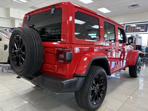 Used 2025 Jeep Wrangler Unlimited Sahara w/ Safety Group AWD/4WD image 4