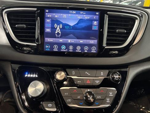 Used 2019 Chrysler Pacifica Touring Plus w/ S Appearance Package image 24