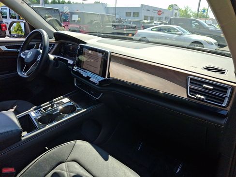 Used 2024 Volkswagen Atlas SE AWD/4WD image 11