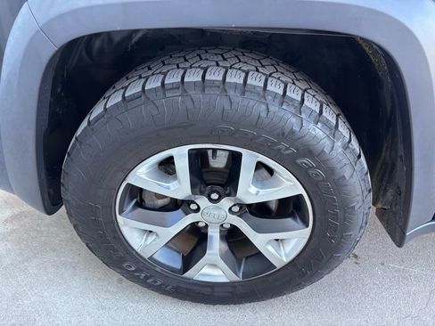 Used 2015 Jeep Cherokee Trailhawk w/ Comfort/Convenience Group image 11