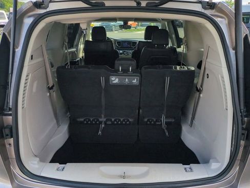 Used 2018 Chrysler Pacifica Touring-L FWD image 13