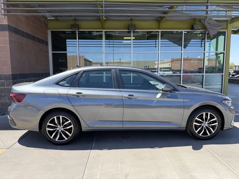 Used 2025 Volkswagen Jetta SE w/ Sunroof Package FWD image 9