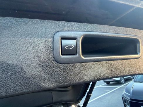 Used 2021 Toyota Highlander XLE AWD/4WD image 18