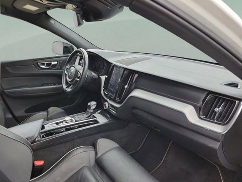 Used 2020 Volvo XC60 T5 R-Design image 11
