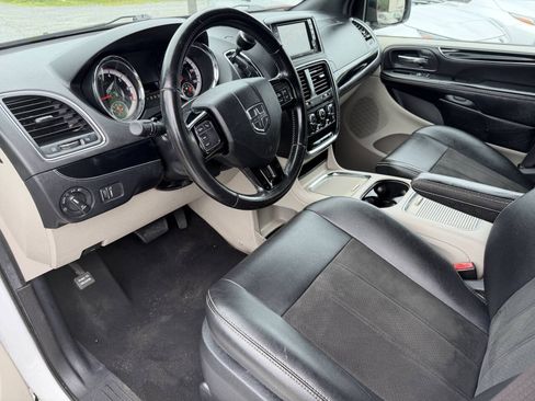 Used 2019 Dodge Grand Caravan SXT FWD image 10