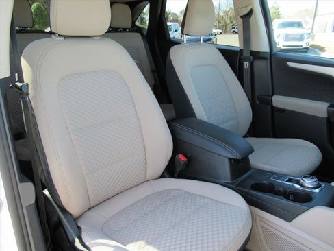 Used 2020 Ford Escape SE image 9