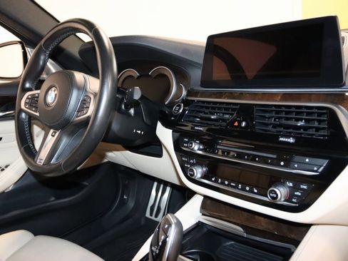 Used 2018 BMW M550i xDrive image 60