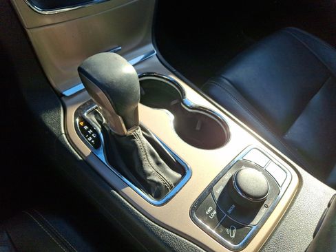 Used 2017 Jeep Grand Cherokee Limited image 14