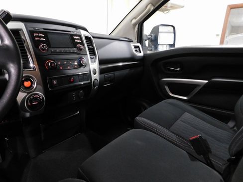 Used 2017 Nissan Titan SV image 59