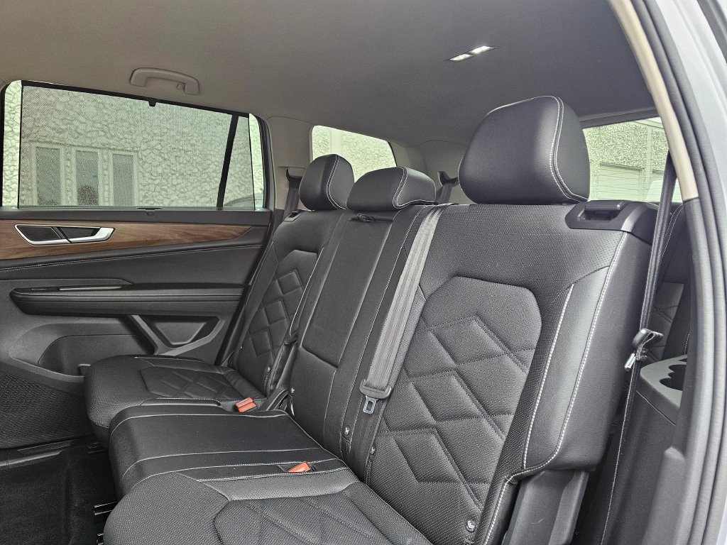 Used 2025 Volkswagen Atlas SE AWD/4WD image 14