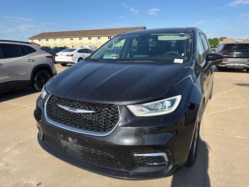 Used 2023 Chrysler Pacifica Touring-L FWD image 7