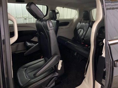 Used 2023 Chrysler Pacifica Touring-L FWD image 25