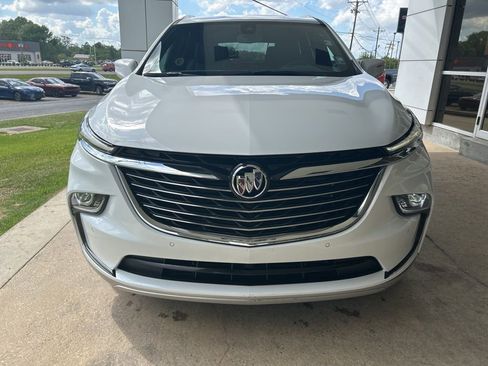 Used 2023 Buick Enclave Essence image 3