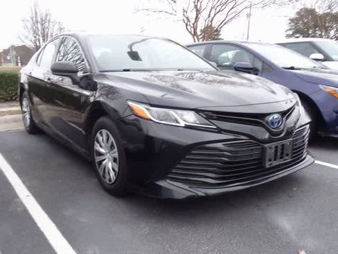 Used 2018 Toyota Camry LE image 3