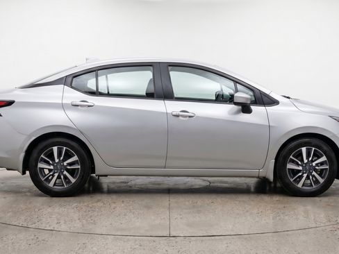 Used 2025 Nissan Versa SV FWD image 11