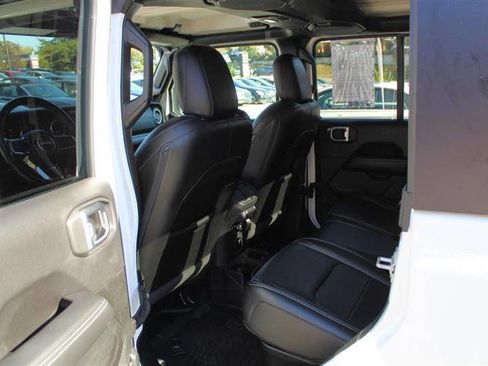 Used 2022 Jeep Gladiator Overland w/ Popular Equipment Package AWD/4WD image 26