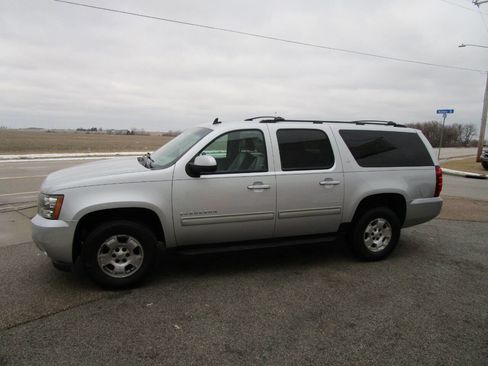 Used 2014 Chevrolet Suburban LT image 1