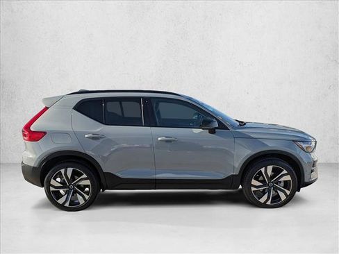 Used 2025 Volvo XC40 B5 Plus w/ Climate Package image 4