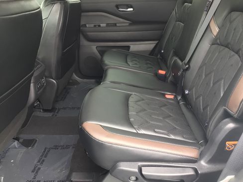 New 2026 Nissan Pathfinder Platinum image 17