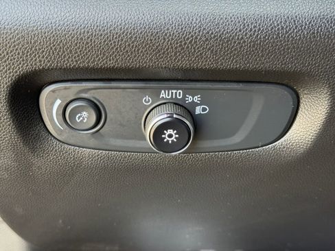 Used 2023 Chevrolet Traverse LT FWD image 24