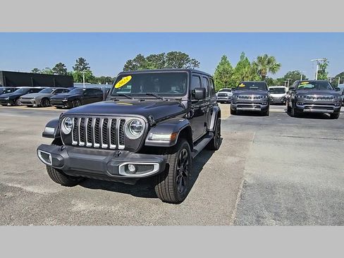 Used 2021 Jeep Wrangler Unlimited Sahara w/ Dual Top Group AWD/4WD image 39