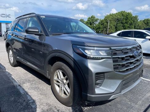 Used 2025 Ford Explorer Active AWD/4WD image 2