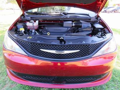 Used 2021 Chrysler Voyager LX image 13