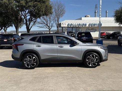 Used 2025 Chevrolet Trax RS w/ Sunroof Package image 3