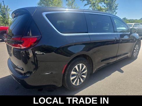 Used 2022 Chrysler Pacifica Touring-L FWD image 5