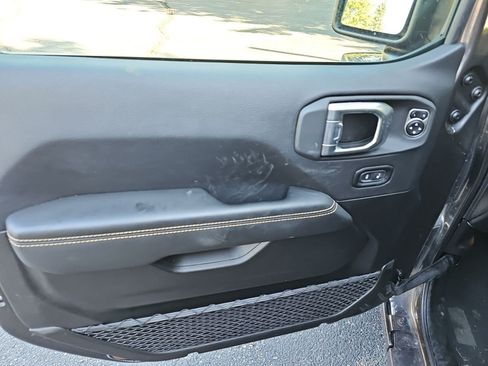 Used 2025 Jeep Wrangler Unlimited Sahara AWD/4WD image 19