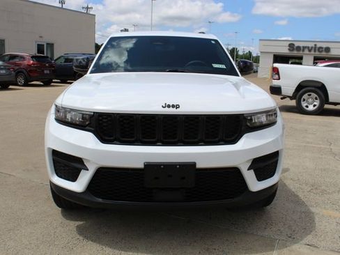 Used 2023 Jeep Grand Cherokee Altitude AWD/4WD image 7