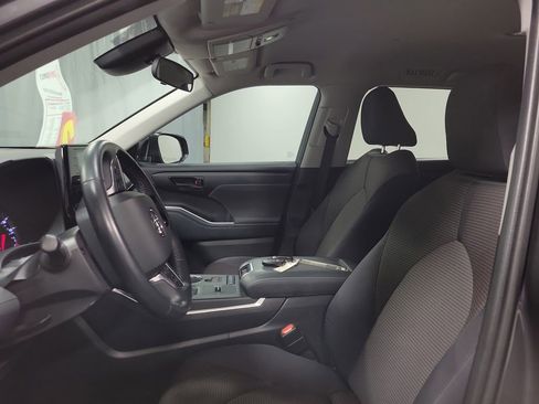 Used 2021 Toyota Highlander LE FWD image 12