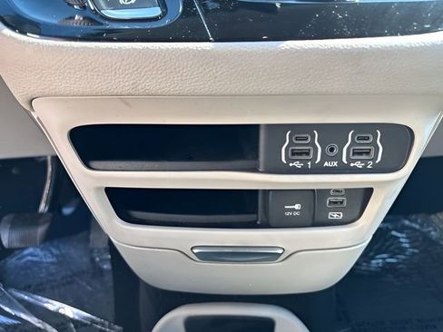 Used 2022 Chrysler Pacifica Touring-L FWD image 26