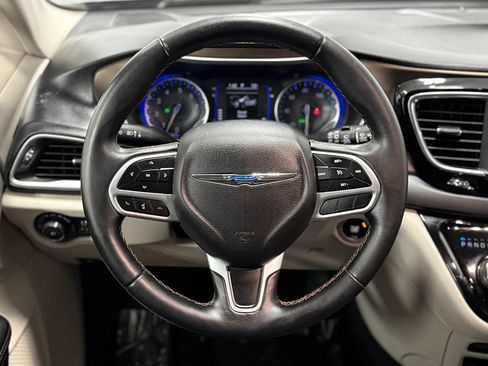 Used 2018 Chrysler Pacifica Touring-L FWD image 16