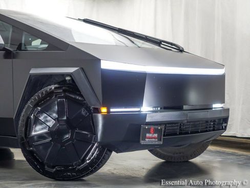 Used 2024 Tesla Cybertruck AWD Crew Cab image 2