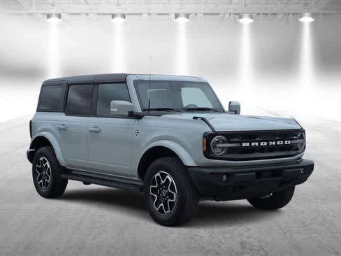 Used 2024 Ford Bronco Outer Banks AWD/4WD image 2