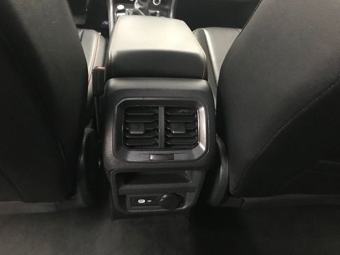 Used 2024 Volkswagen Tiguan SE image 25