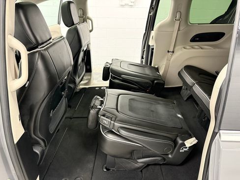 Used 2023 Chrysler Pacifica Limited FWD image 14