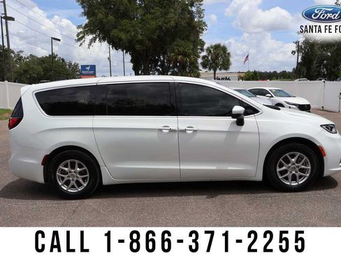 Used 2023 Chrysler Pacifica Touring-L FWD image 7