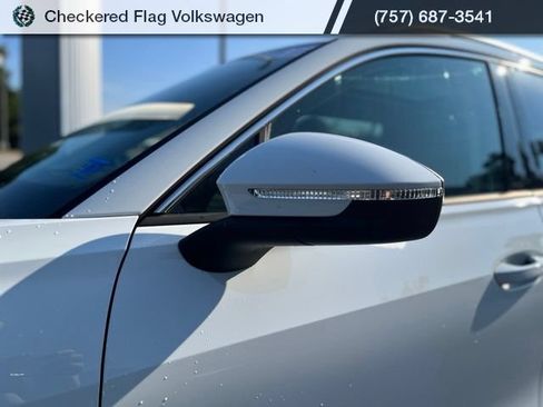 Used 2025 Volkswagen Tiguan SE AWD/4WD image 2